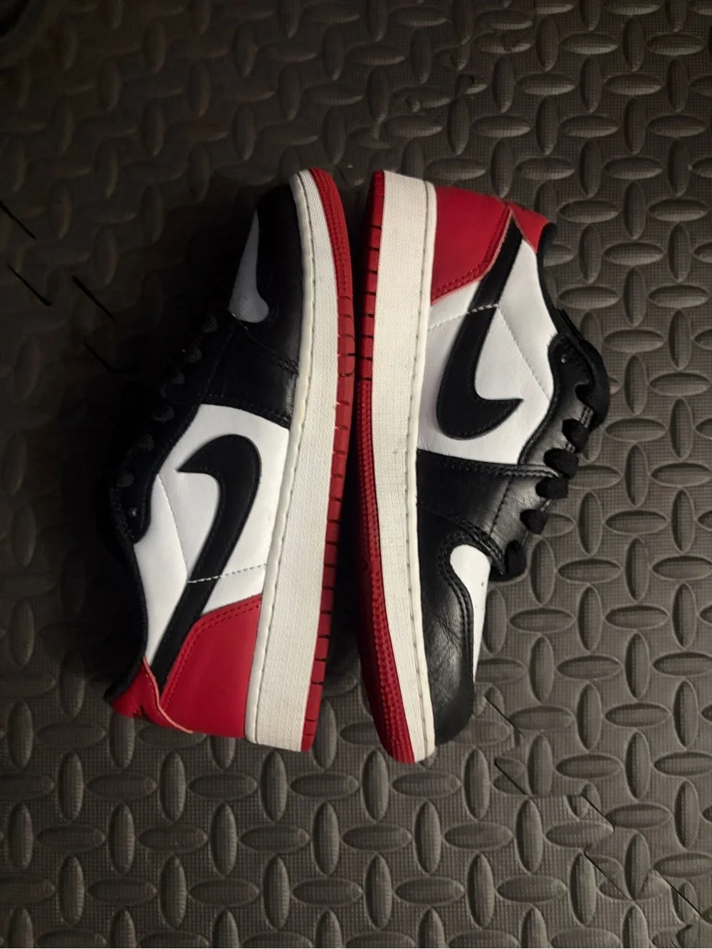 Nike Retro Low-Top Sneakers in Black / White / Red
